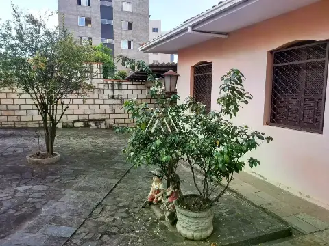 Vendo casa em Itaúna em excelente localização!