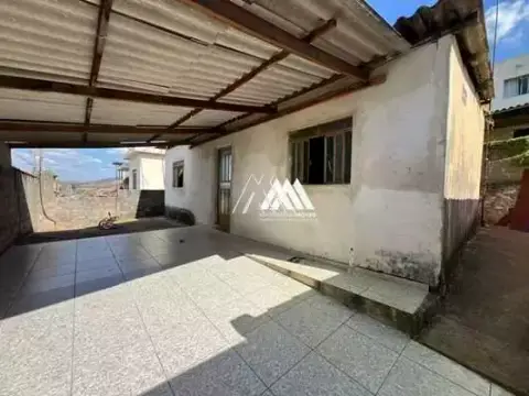 Vendo casa com 03 quartos e 02 vagas no Lourdes