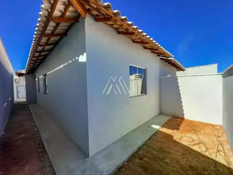 Vendo Casa com 03 Quartos, Cozinha Integrada e 02 Vagas de Garagem