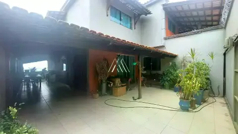 Vendo casa de dois pavimentos em Itaúna em excelente localização!