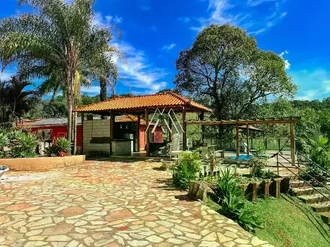 Sítio à Venda Completo a 10 Min do Centro — Porteira Fechada e Piscinas Aquecidas