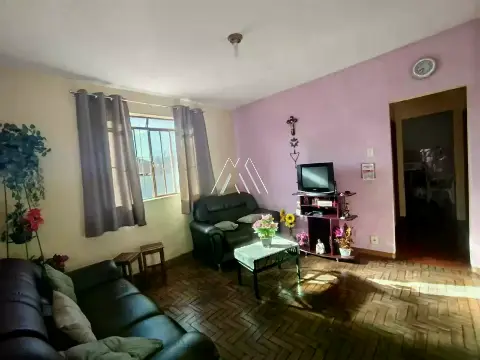 Vendo casa em Itaúna em excelente localização! — 5 quartos no Santanense