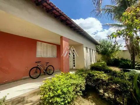Vendo casa em Itaúna em excelente localização! — 5 quartos no Aeroporto