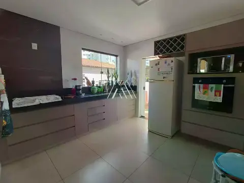 Vendo casa em Itaúna em excelente localização! — 8 quartos no Graças