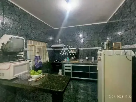 Vendo casa em Itaúna com 03 quartos com excelente localização