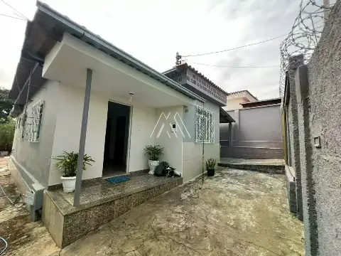 Vendo casa em Itaúna em excelente localização!