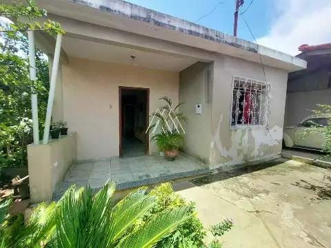 Vendo casa em Itaúna em excelente localização! — 3 quartos no Lourdes