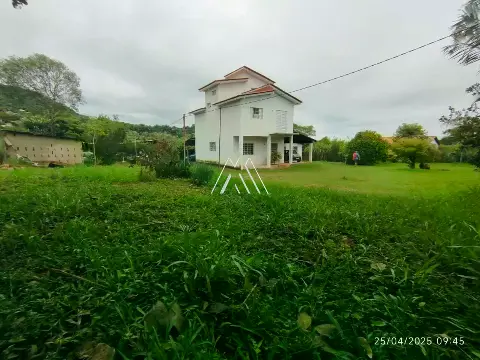 Vendo chácara em Condomínio Fechado com Segurança e Tranquilidade de 3000m2 excelente localização.