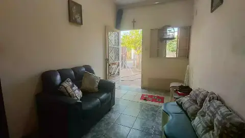Vendo casa em Itaúna em excelente localização! — 2 quartos no Itaunense II
