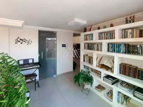 Vendo casa com 03 quartos no bairro Universitário — 360 m2