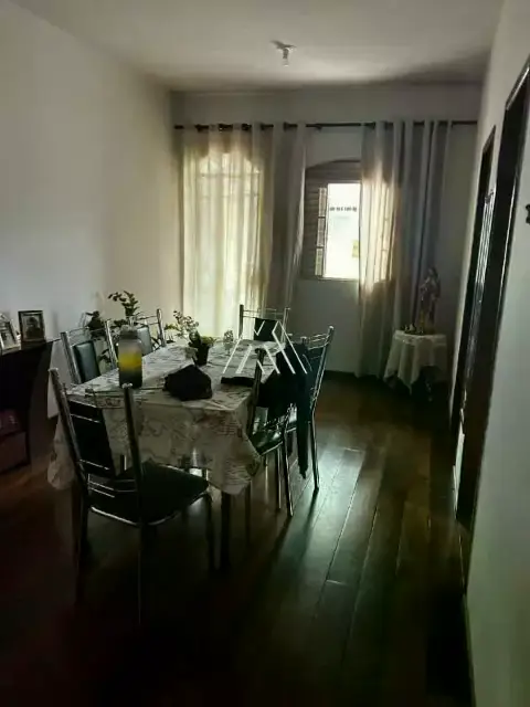 Vendo casa em Itaúna em excelente localização! — 5 quartos no Santanense