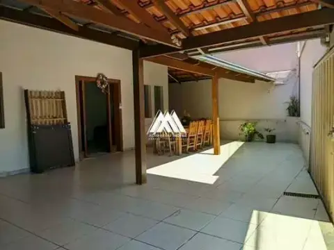 Vendo casa em Itaúna com excelente localização! — 2 quartos no Cerqueira Lima