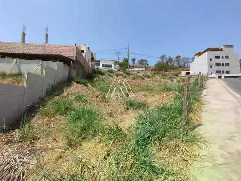 Vendo lote em Itaúna com ótima localização! — 442 m2 no Olímpio Moreira