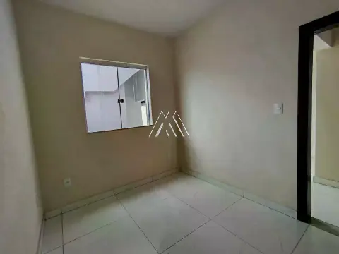 Vendo casa com 02 quartos no Parque Jardim