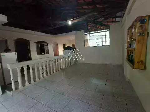 Vendo casa em Itaúna em excelente localização! — Casa 3 quartos no Lourdes