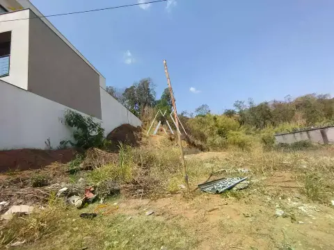 Vendo lote em Itaúna com ótima localização! — 300 m2 no Olímpio Moreira