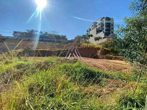 Vendo lote em Itaúna com ótima localização! — 360 m2 no Tropical