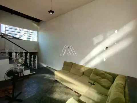 Vendo casa em Itaúna em excelente localização! — Casa 4 quartos no Centro