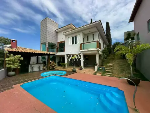 Vendo casa com 03 quartos e com 04 vagas de garagem no Belvedere
