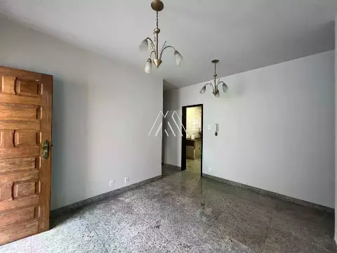 Vendo casa com 03 quartos + 01 escritório no Centro