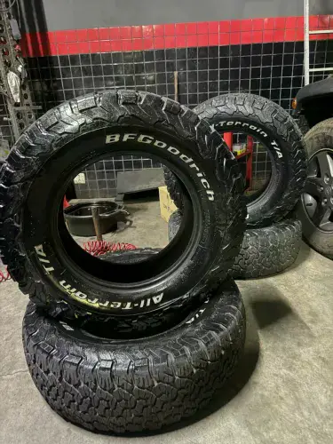 2900,00 o jogo!!! 4 pneus BF Goodrich 265/70R17 muito novos. Jeep, Hilux, S10