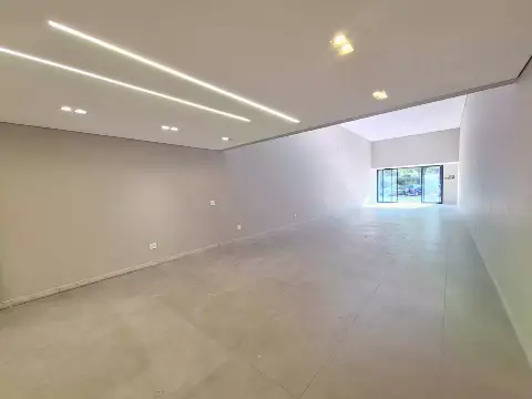 Loja ampla com excelente localização — Centro