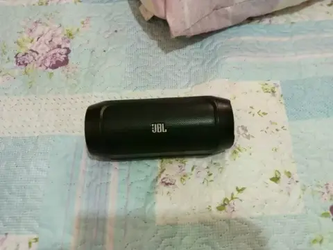 caixa de som charge 2 com carregador original e bateria em ótimo estado