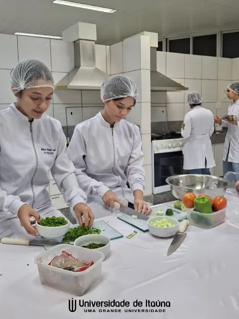Acadêmicos de Nutrição da UIT em aula prática
