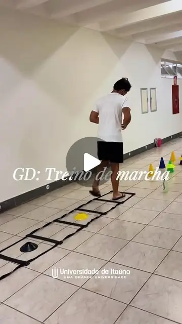 Estagiários de Fisioterapia simulam marcha neurológica