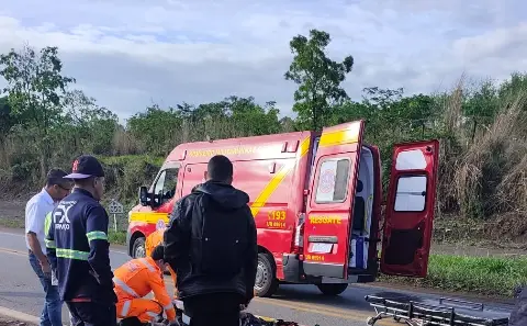 Motociclista é socorrido pelos bombeiros em colisão frontal próximo à Belgo