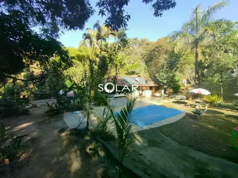 Sítio à venda com 2 hectares de área!
