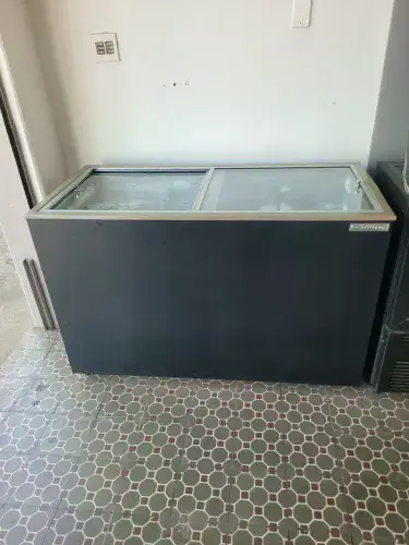 Vende-se freezer horizontal metalfrio. Excelente estado de conservação.