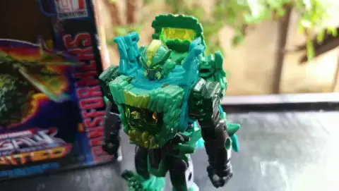 Transformers legacy United shard, com caixa, mas sem manual