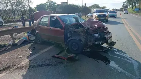 Motociclista fica ferido após bater de frente com carro na MG-050, em Itaúna