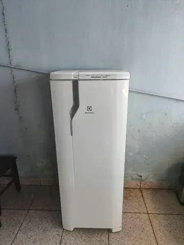 Geladeira 240L Eletrolux