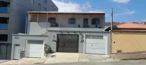 Vende-se estas três casas, ótima opção para investimento!