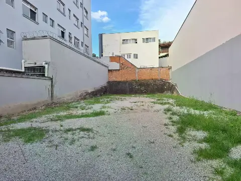 Lote com ótima localização nas Graças — 300 m2