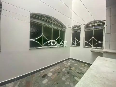 Apartamento com área para locação no Centro