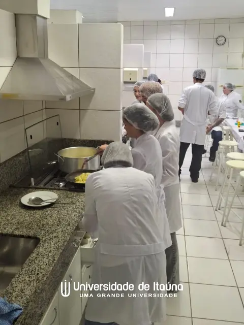 Alunos de Nutrição estudam óleos e gorduras em aula prática