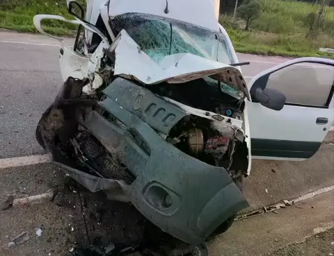 Batida frontal na MG-050, deixa dois feridos em Itaúna