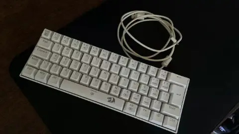 Teclado Mecânico Gamer Redragon Dragonborn K630W RGB Branco Switch Azul