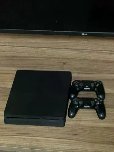 PlayStation 4 PS4 1TB + 2 Controles