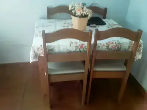 Mesa de Madeira nova com 4 cadeiras com almofada