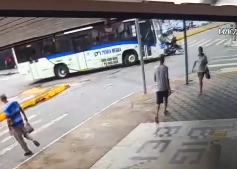 Coletivo faz conversão e motocicleta vai ao chão na Jove Soares
