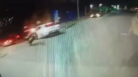 VÍDEO: Adolescente morre após moto bater contra ônibus em MG