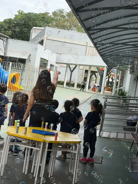 Alunos do SESI Itaúna aprendem sobre o vento com bolinhas de sabão
