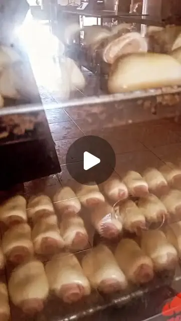 Salgados fresquinhos saindo na Padaria Pão Nosso
