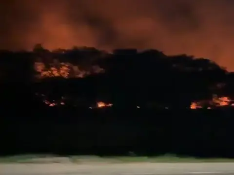 Bombeiros combatem incêndio em vegetação próximo ao Rio São João