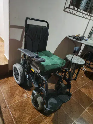 Vendo cadeira de rodas elétrica