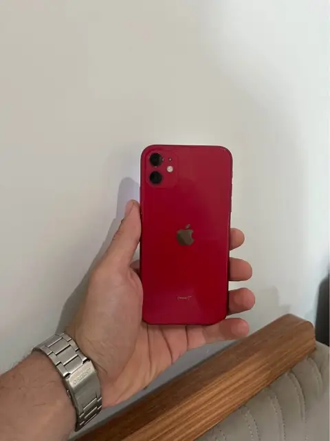 iPhone 11 128 GB com bateria 83% e Face ID